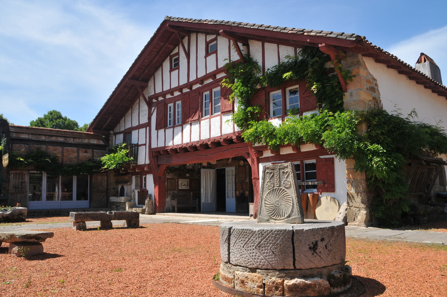 Saint-Pée-sur-Nivelle, patrimoine et baignade