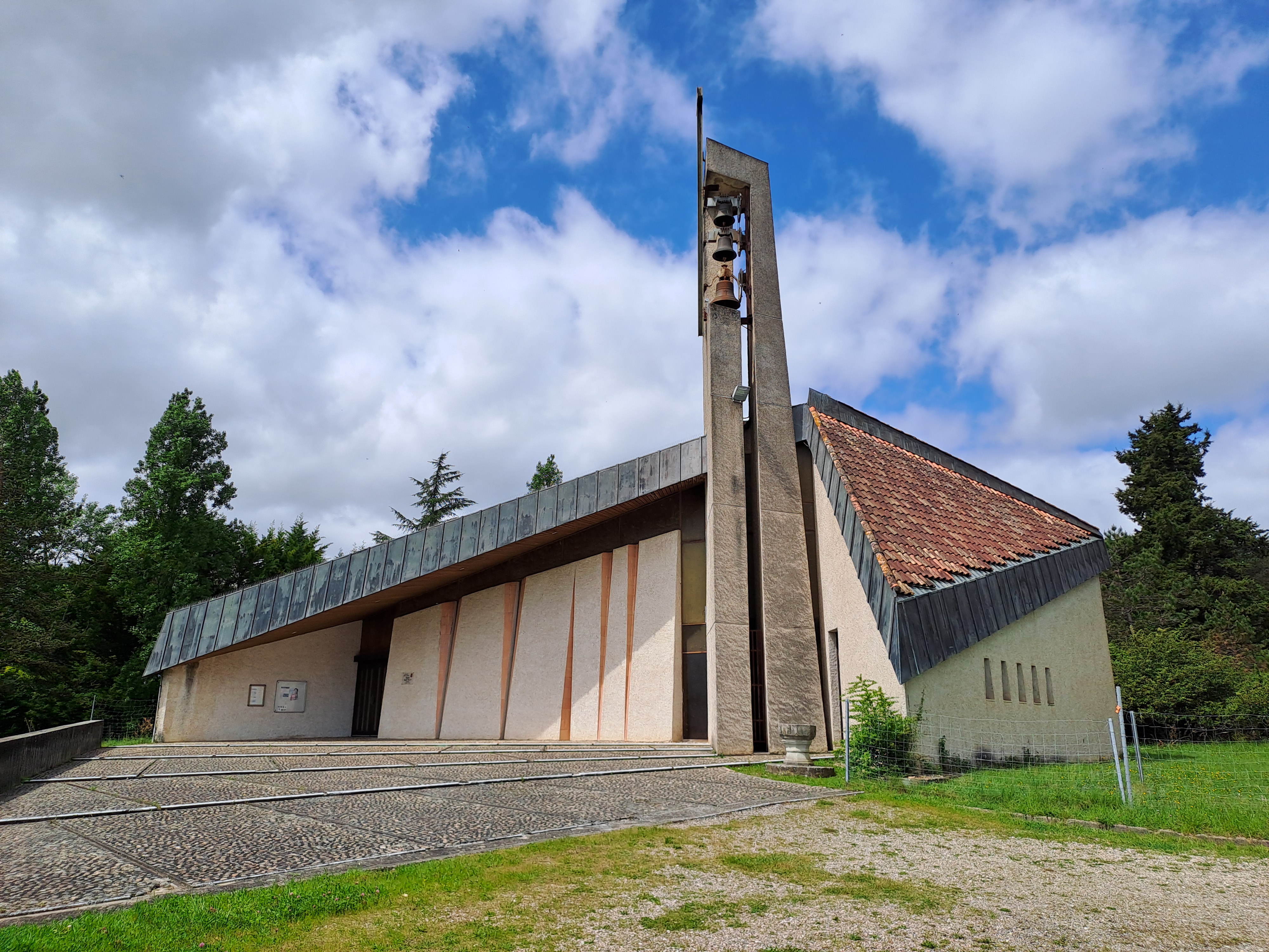 Visite : Courbiac, une église seventies