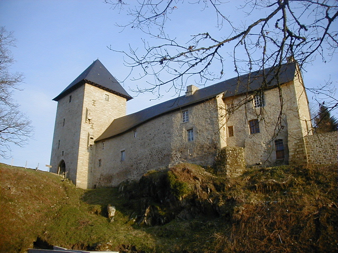 Tour carrée et son corps de logis