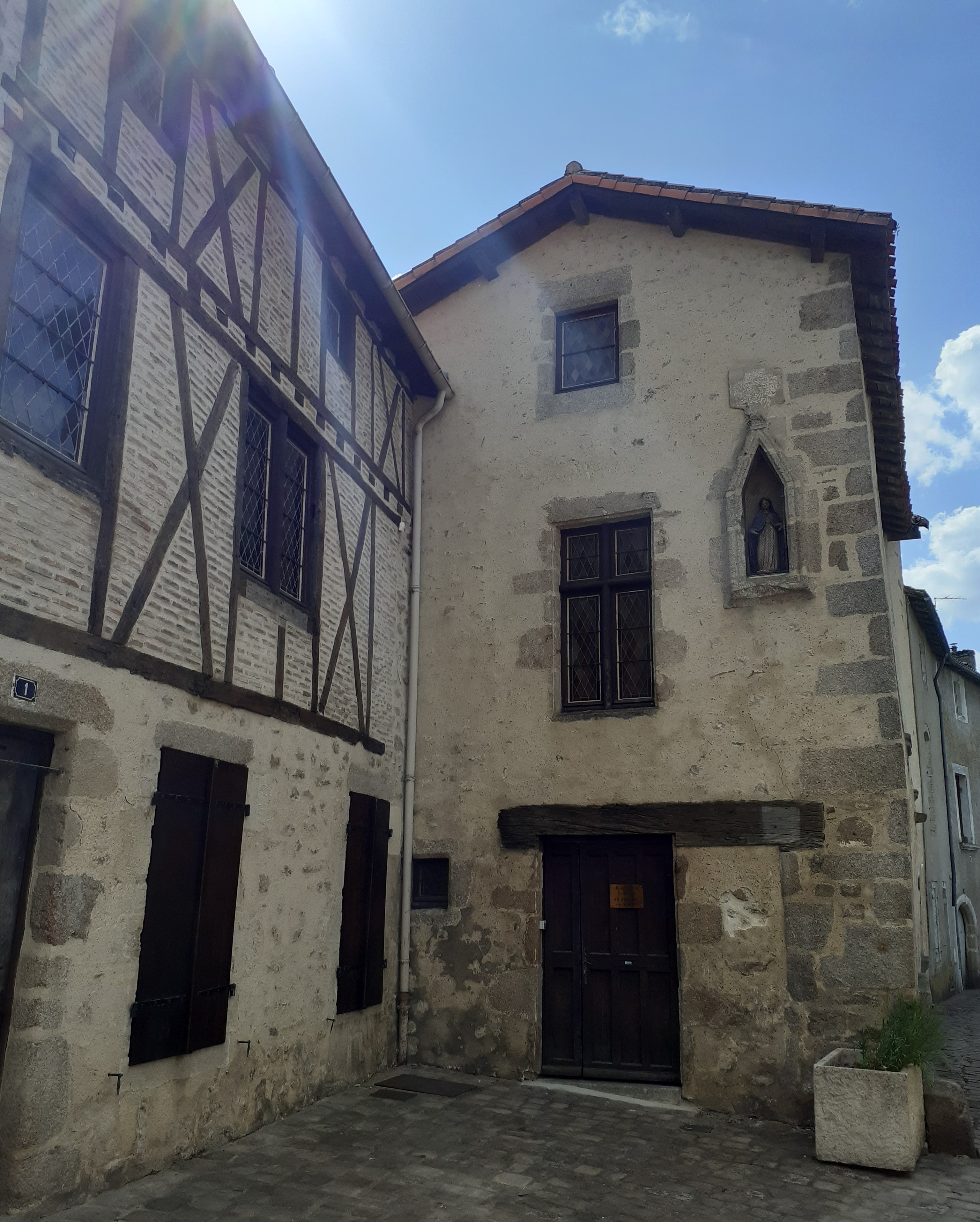 Le Carrefour de la Vierge Noire
