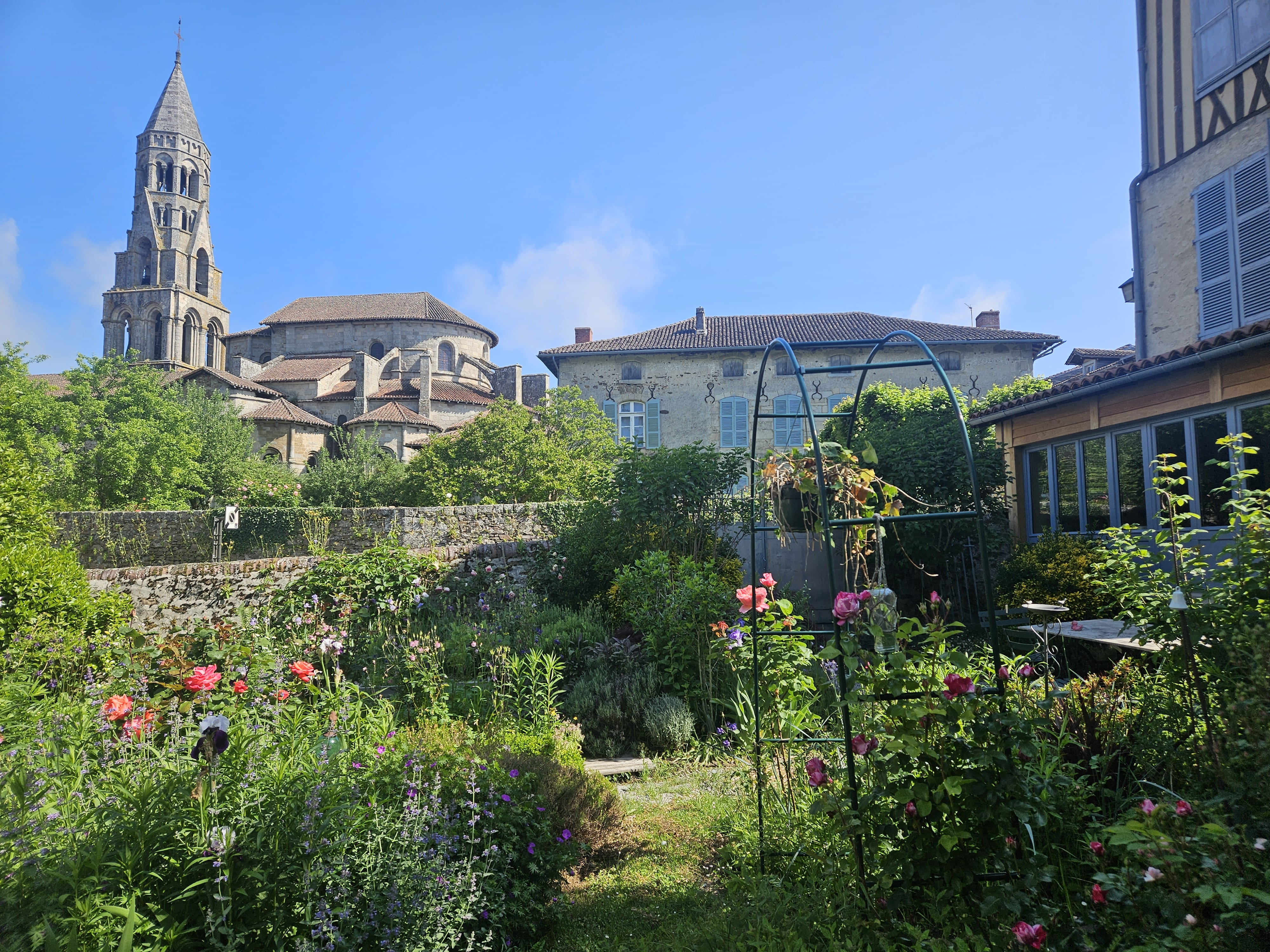Sous le clocher