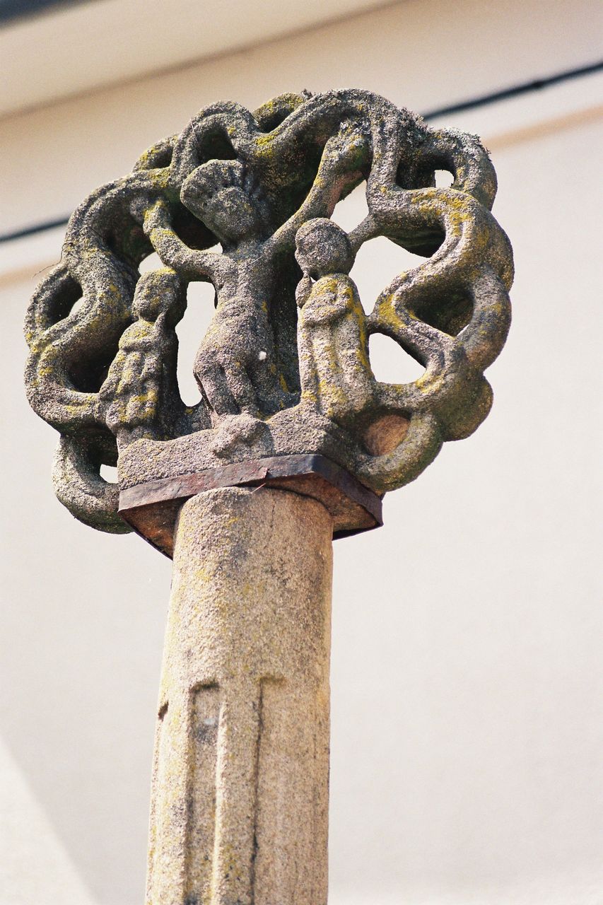 Croix en Clé Ajourée