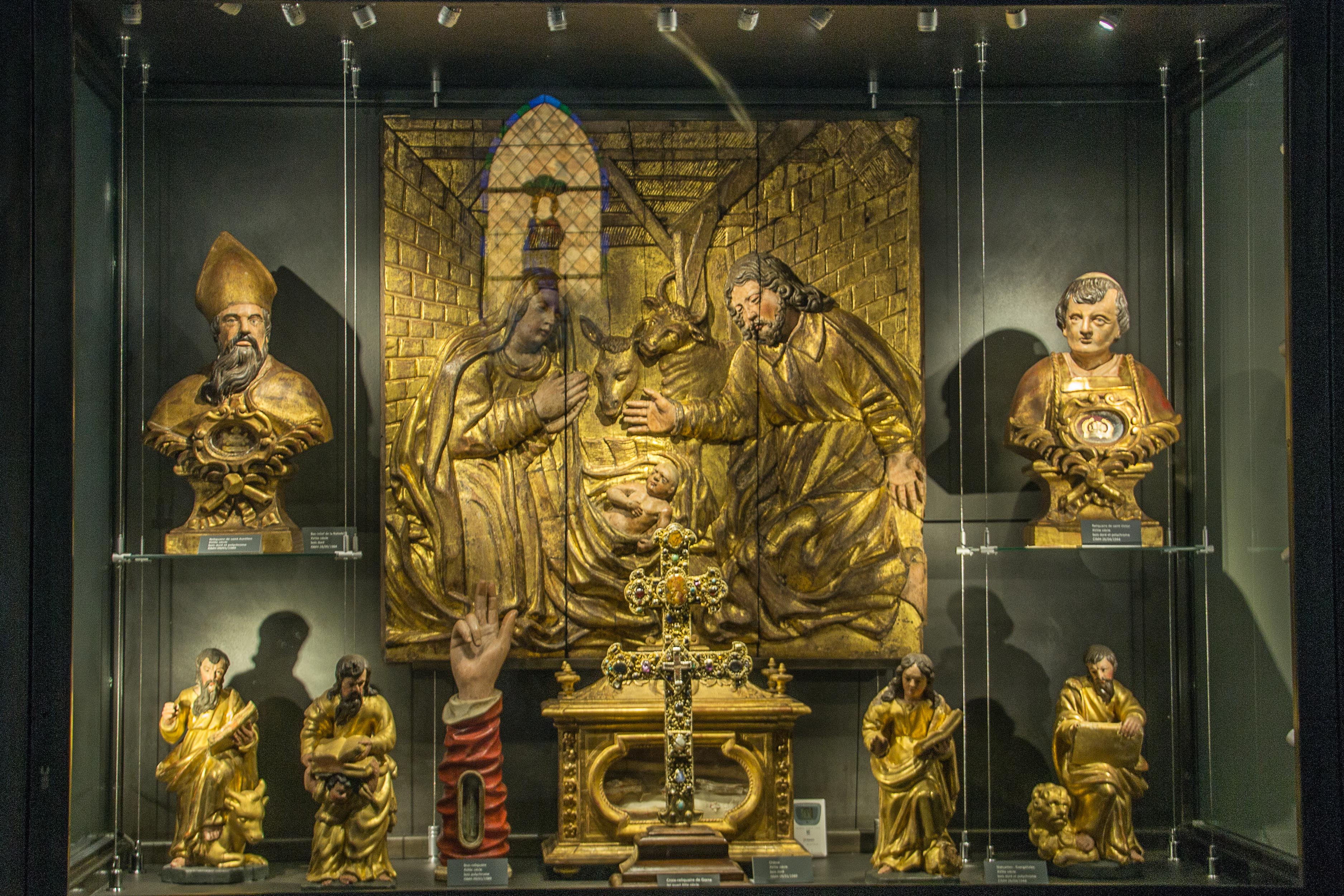 Vitrine d'objets cultuels