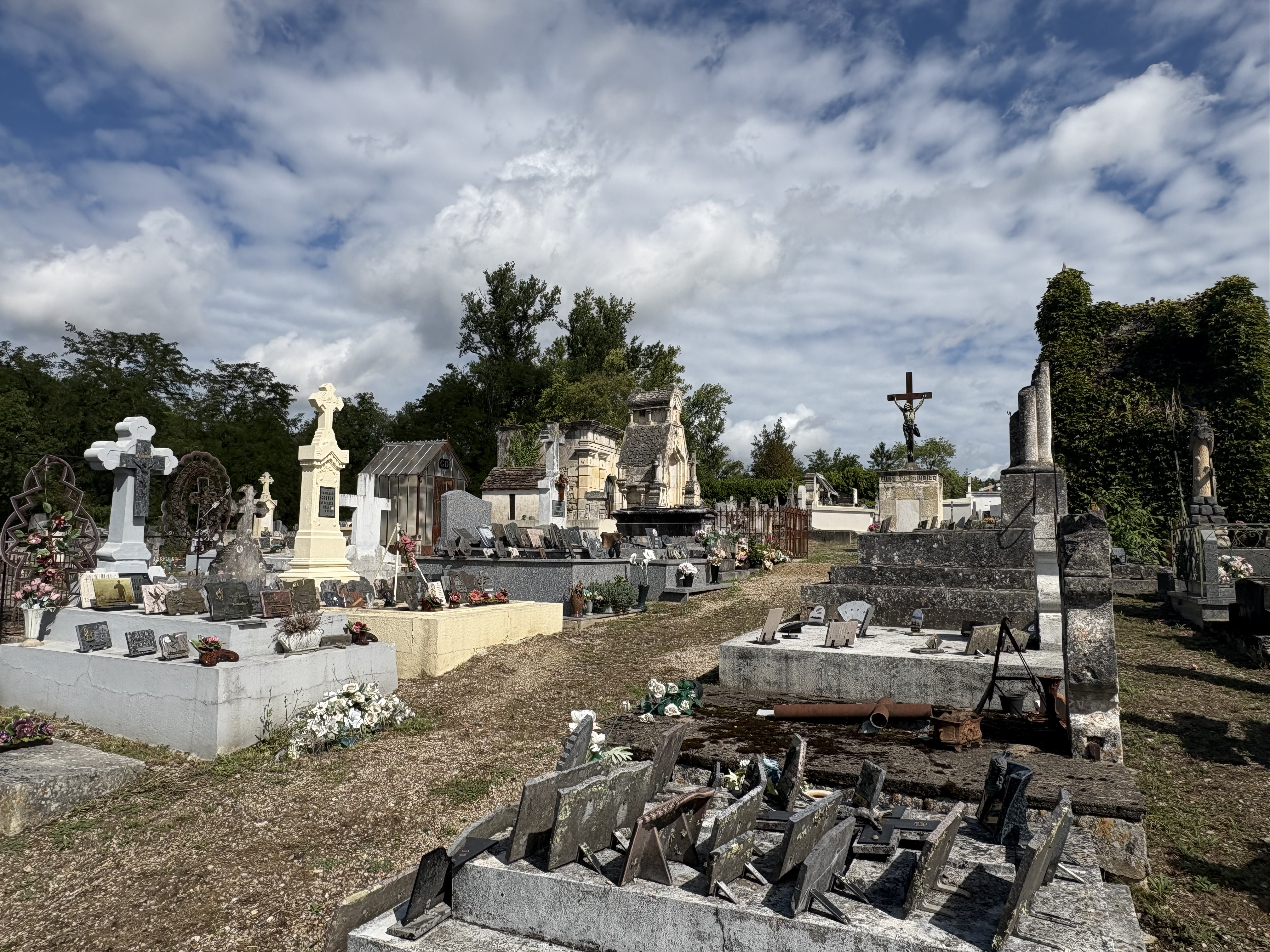Visite : L'ancien cimetière de Casseneuil