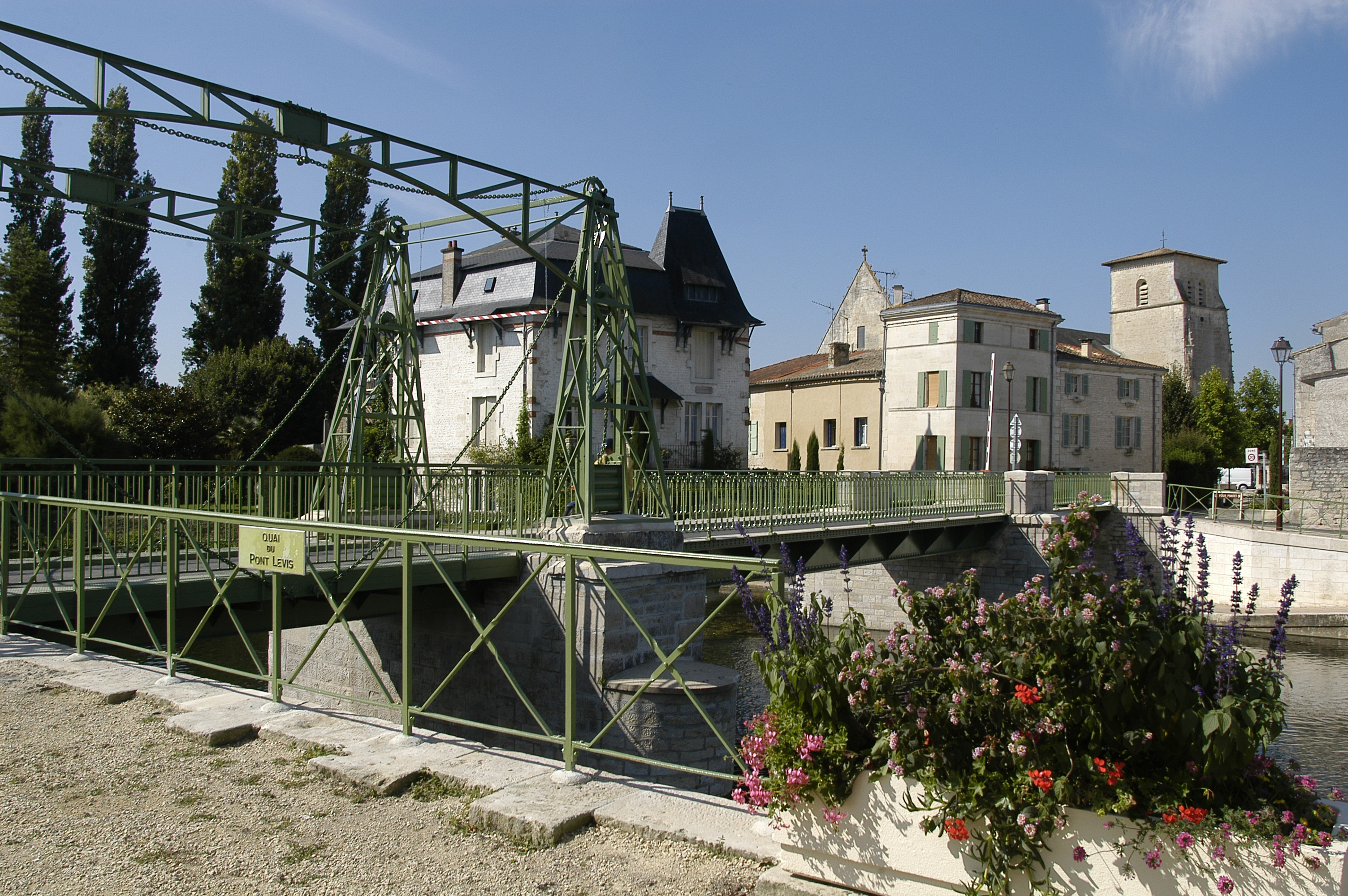 Pont-levis métallique de Magné