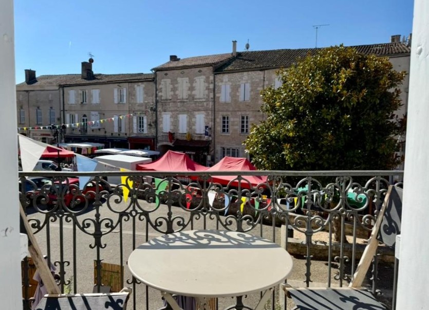 Appartement de luxe avec vue sur le marché de la ville historique