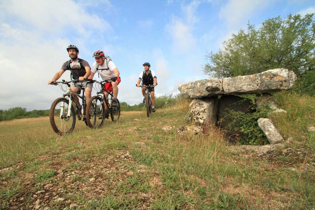 Autour des dolmens
