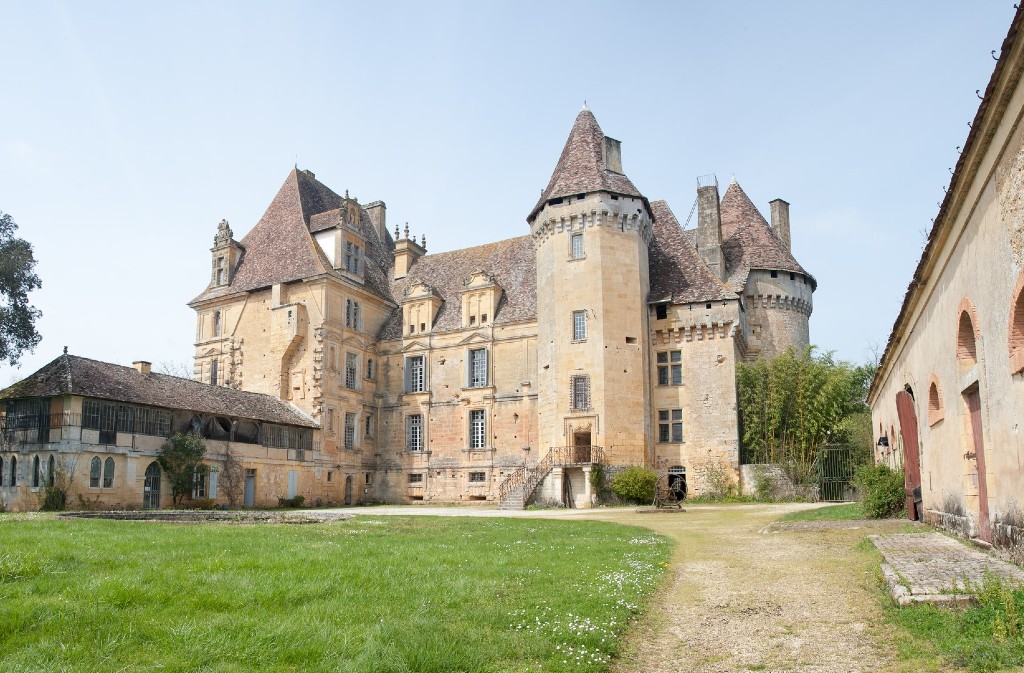 Vente antiquités dans la cour intérieure du Château de Lanquais