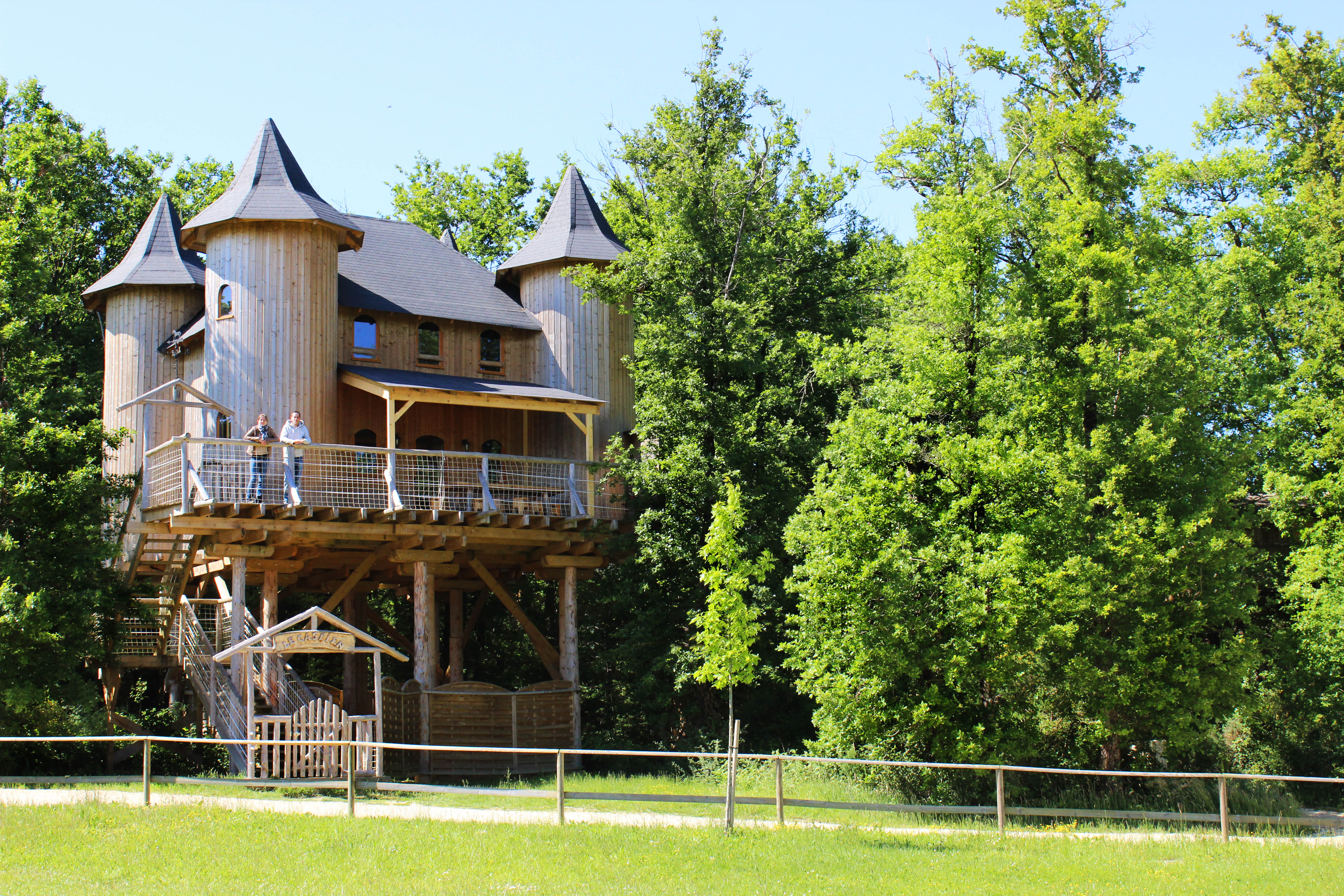 Cabanes et Maisons dans les Branches du Domaine de Dienné