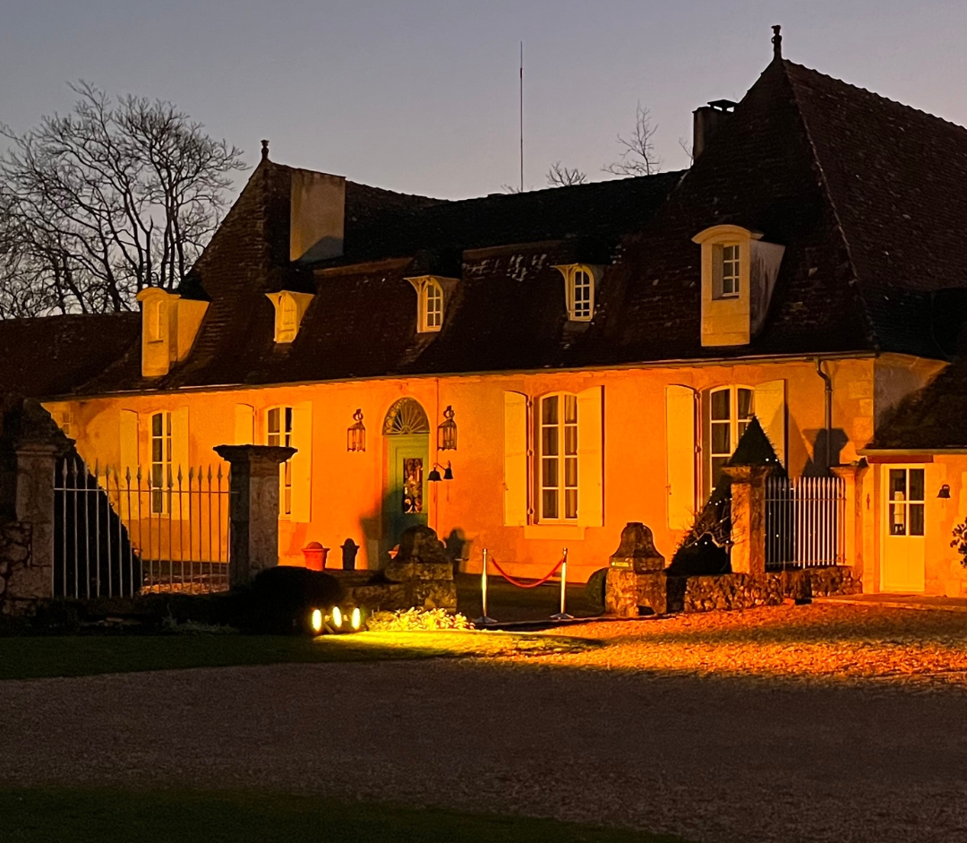 Déambulation théâtrale avec son & lumière et buffet dinatoire