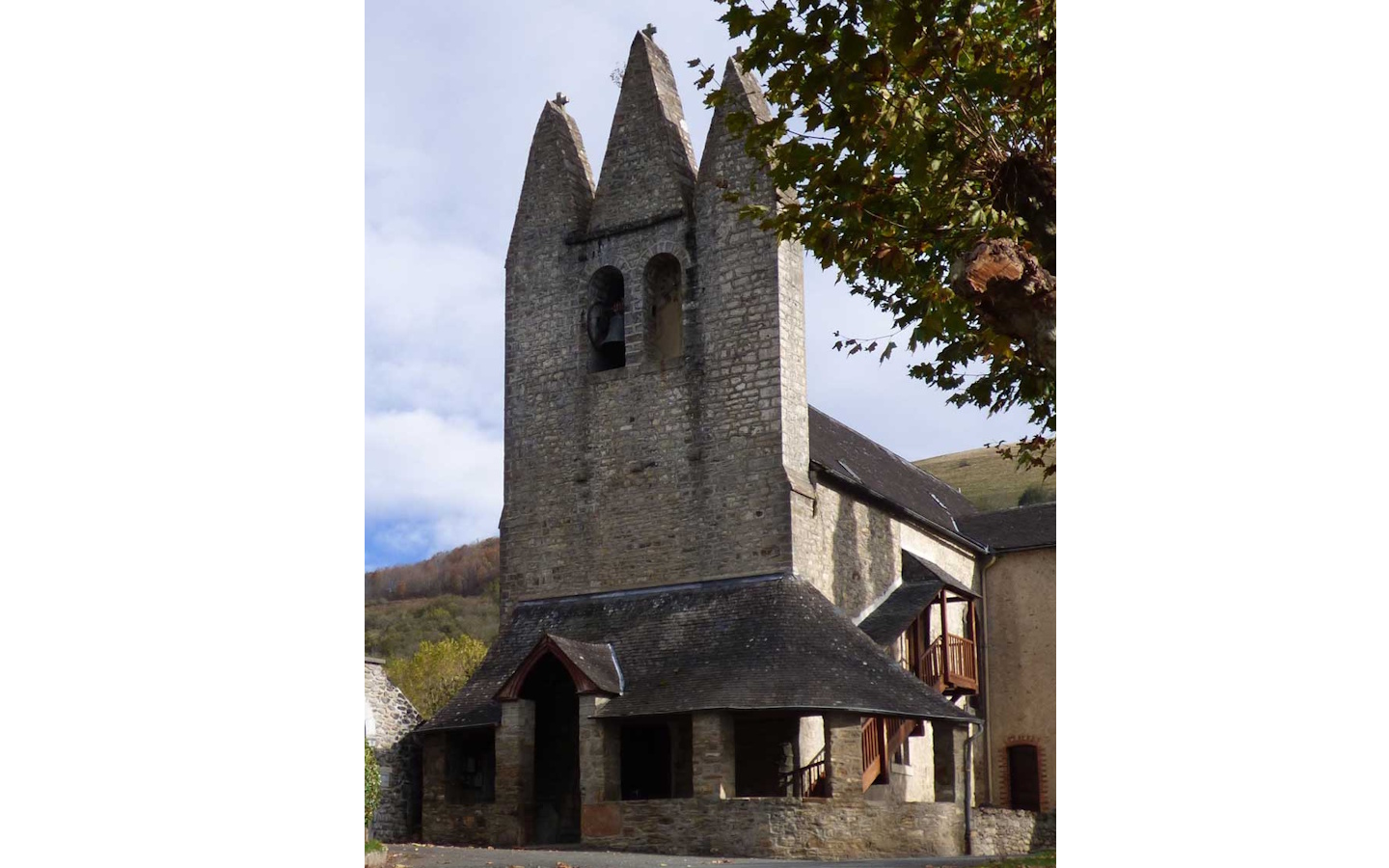 Église de Gotein - un étonnant clocher trinitaire