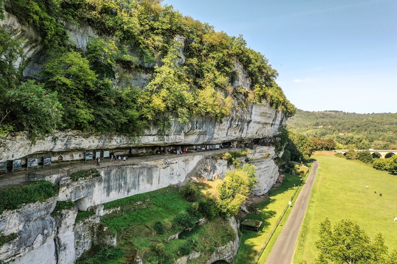 Les vacances d'automne à la Roque Saint-Christophe : musique préhistorique, silex et énigmes au coeur de la falaise