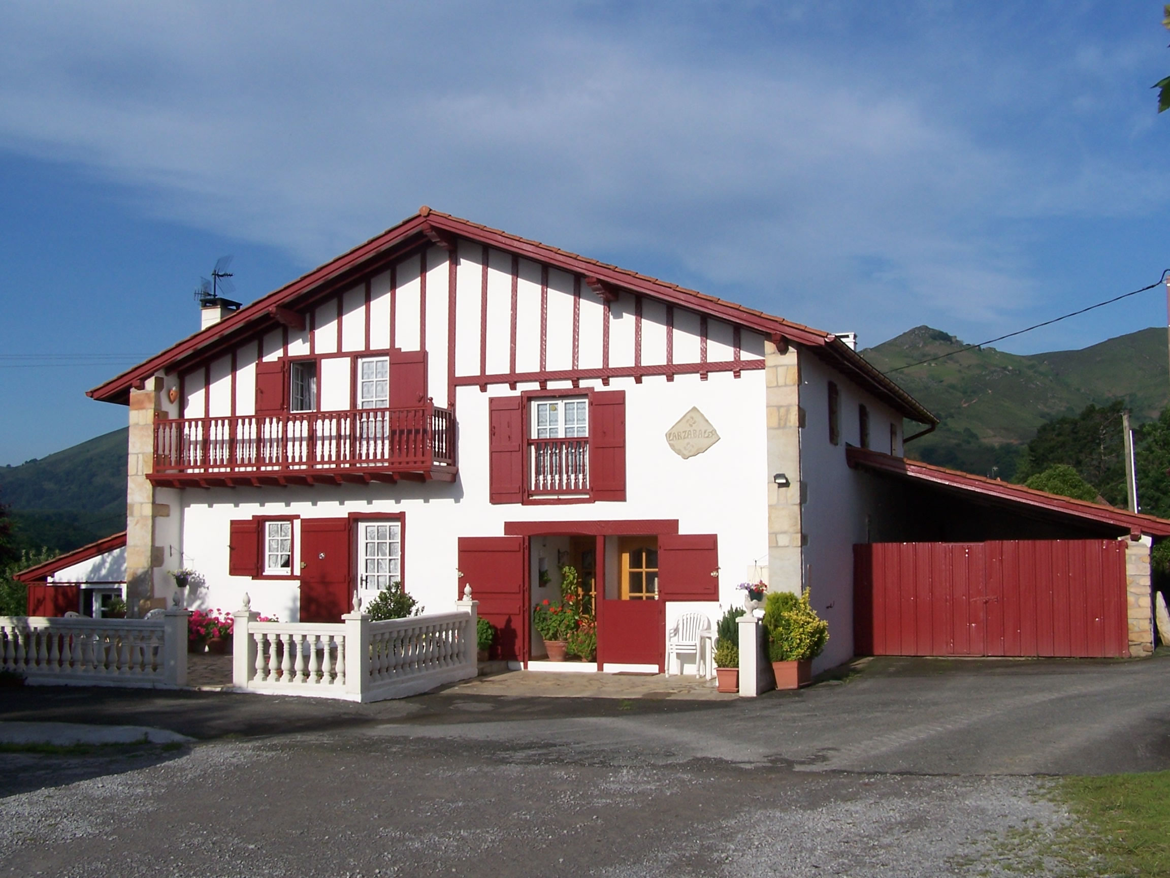 LARZABALEA