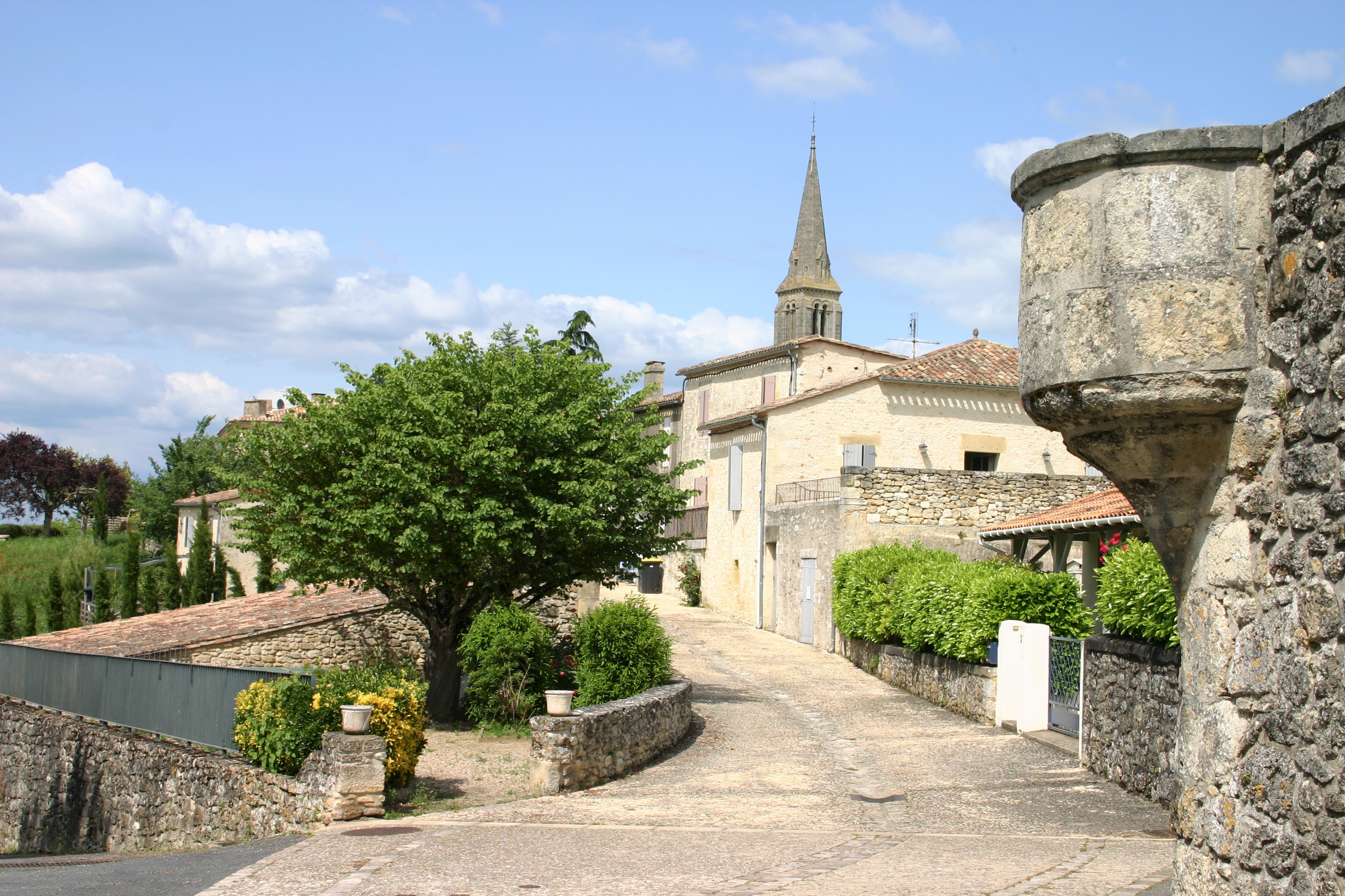 Balade dans le village médiéval de Gensac