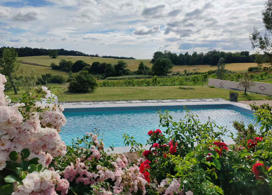 Gîte à la ferme avec piscine au cœur des vergers