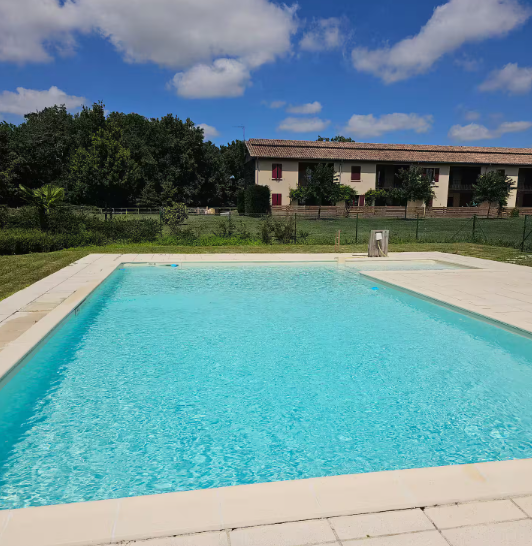 Gîte du noyer - écrin de verdure - piscine