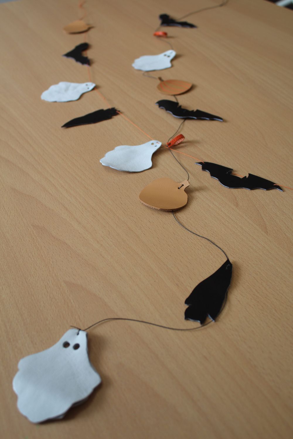 Atelier fabrication d'une guirlande d'halloween en cuir
