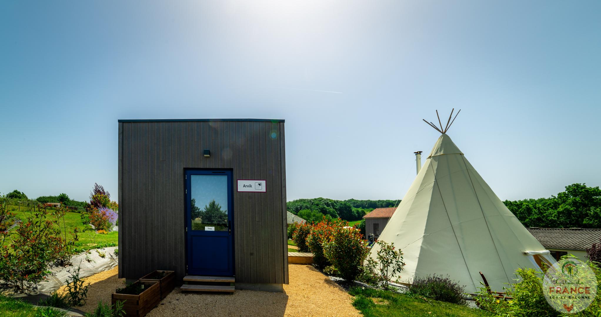 Domaine Roccas - Cabanes perchées, tipi et dômes