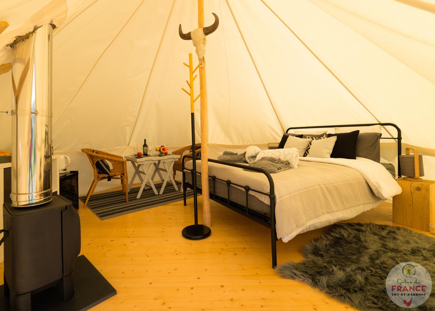 Domaine Roccas - Cabanes perchées, tipi et dômes