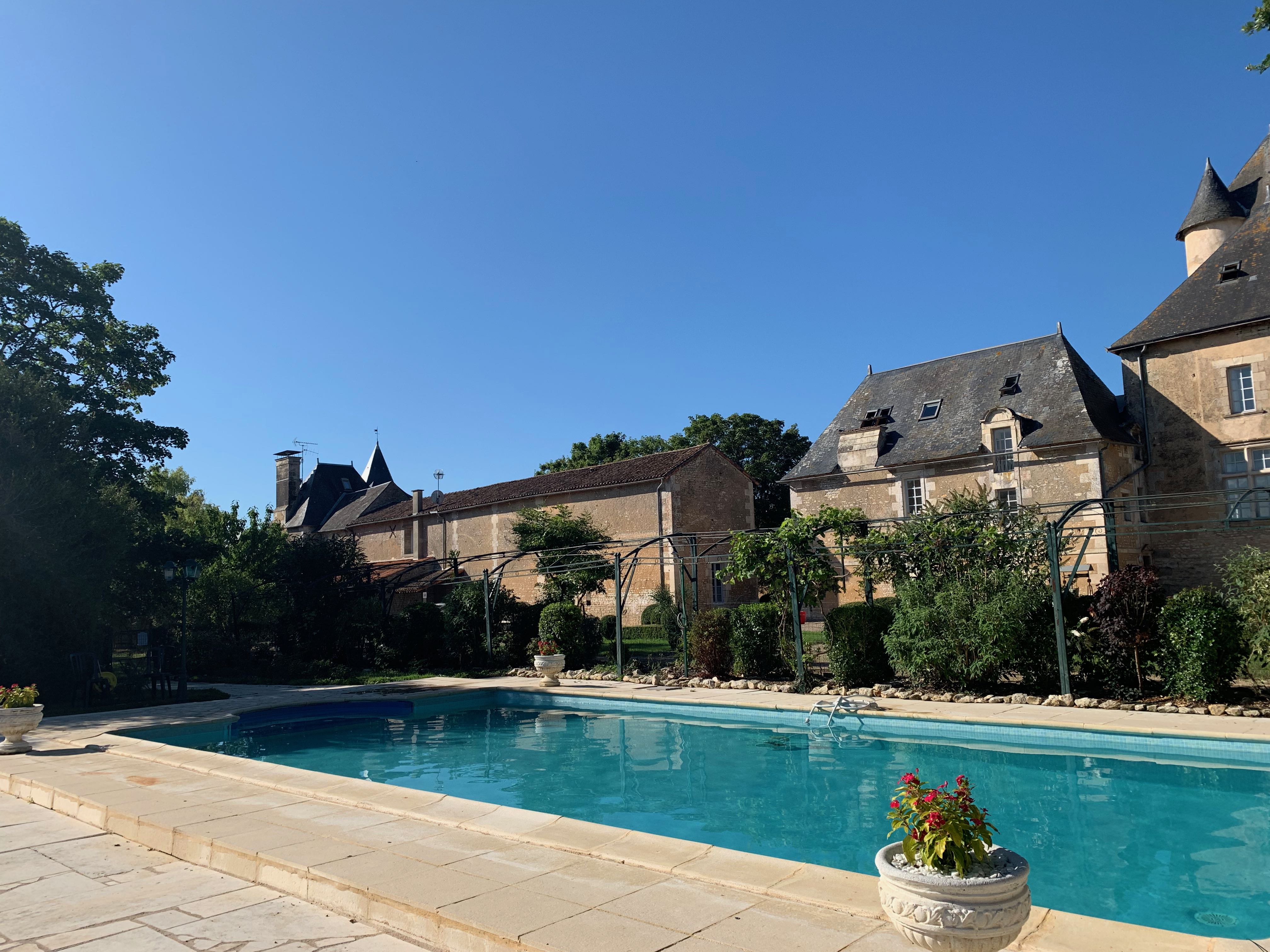 Piscine dans le jardin