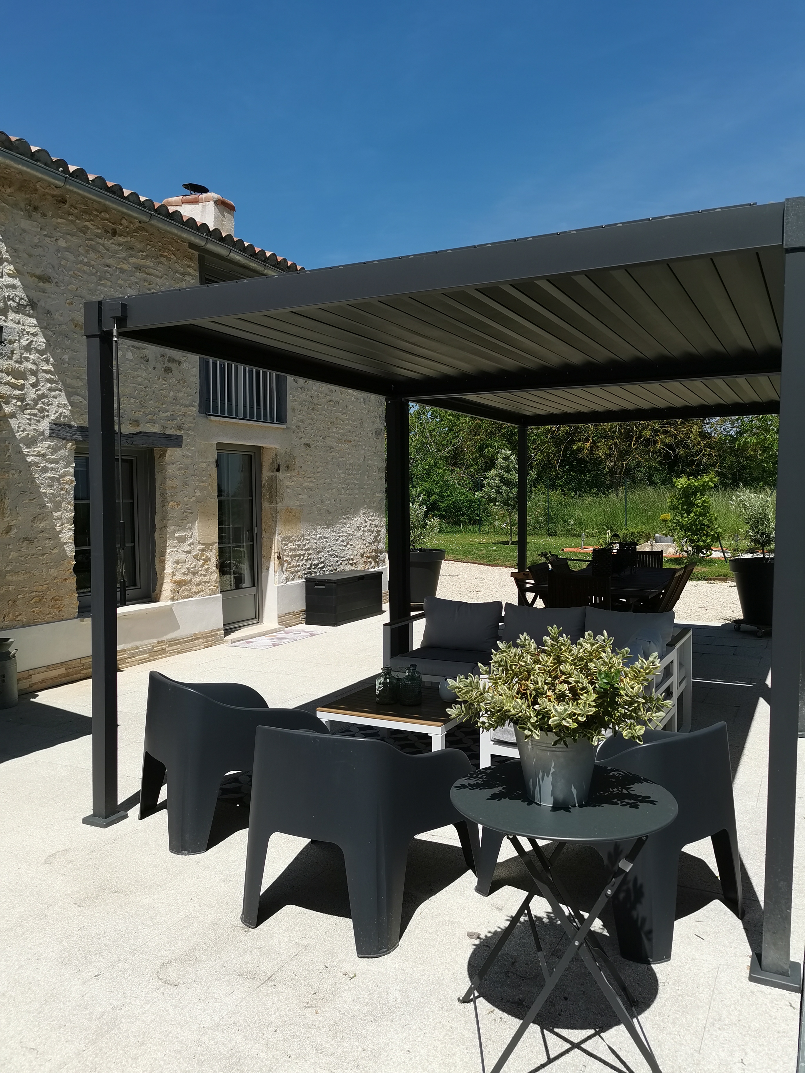 Vue terrasse ombragée avec Pergolas