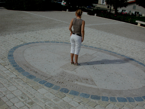 Nomdieu, discovering sundials