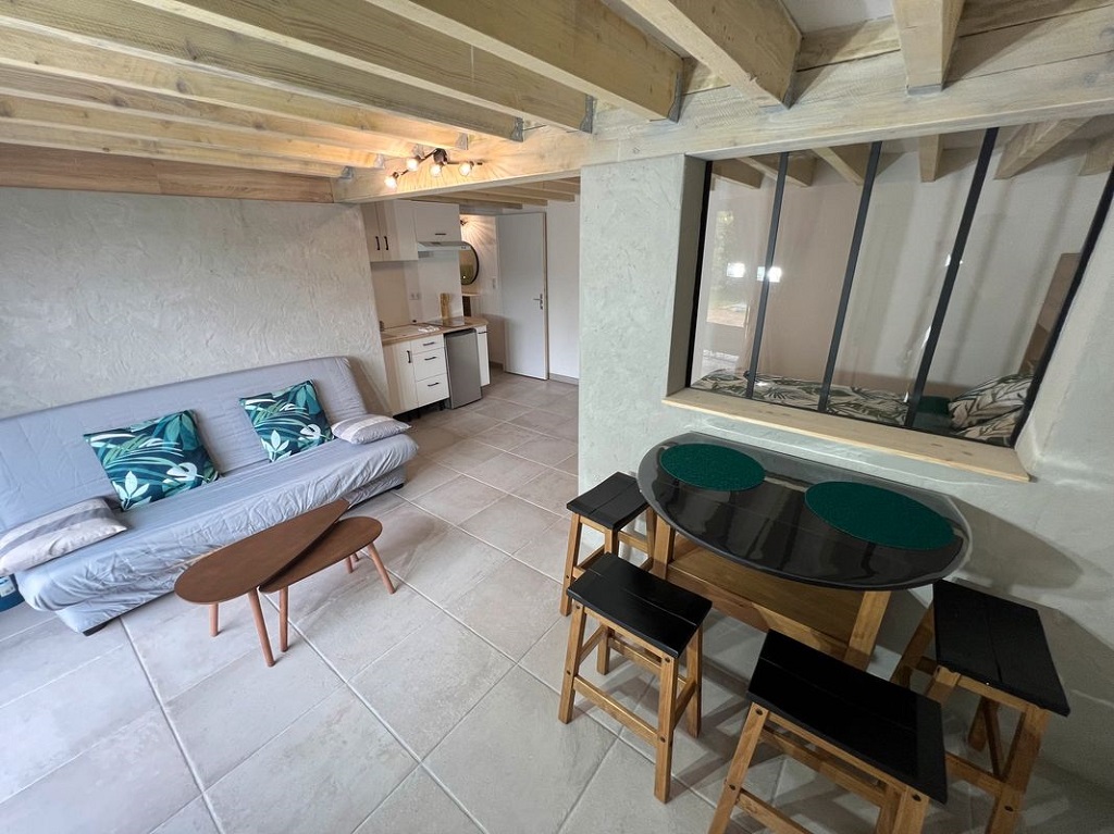 Hébergement insolite - cabane enterrée avec étang