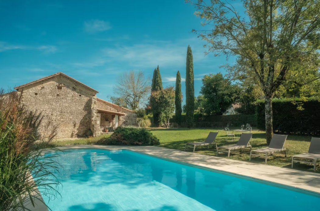Jardin Acoustique Taminage : Maison de campagne paisible avec jardin clos et piscine