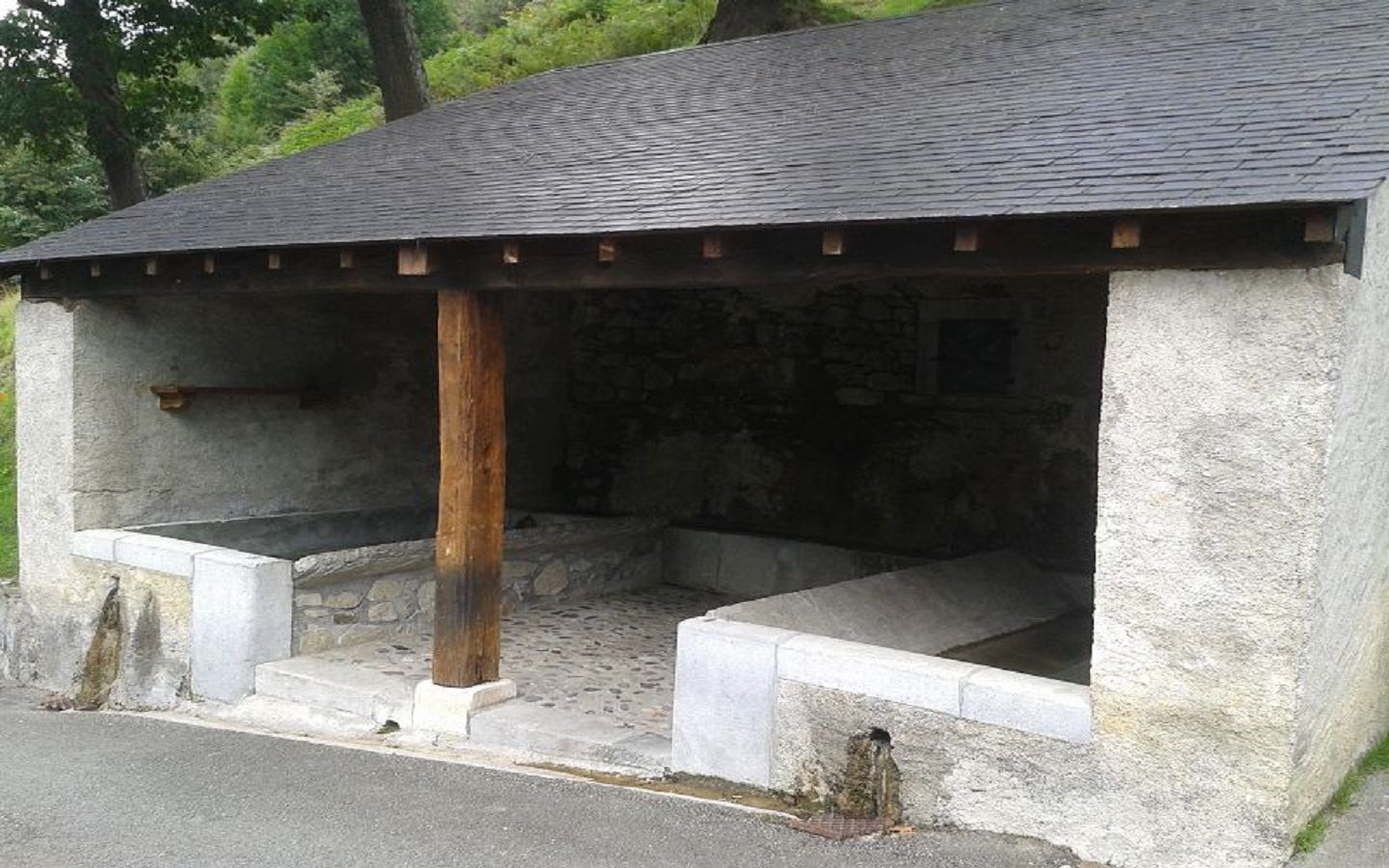 Lavoir du village d'Aas