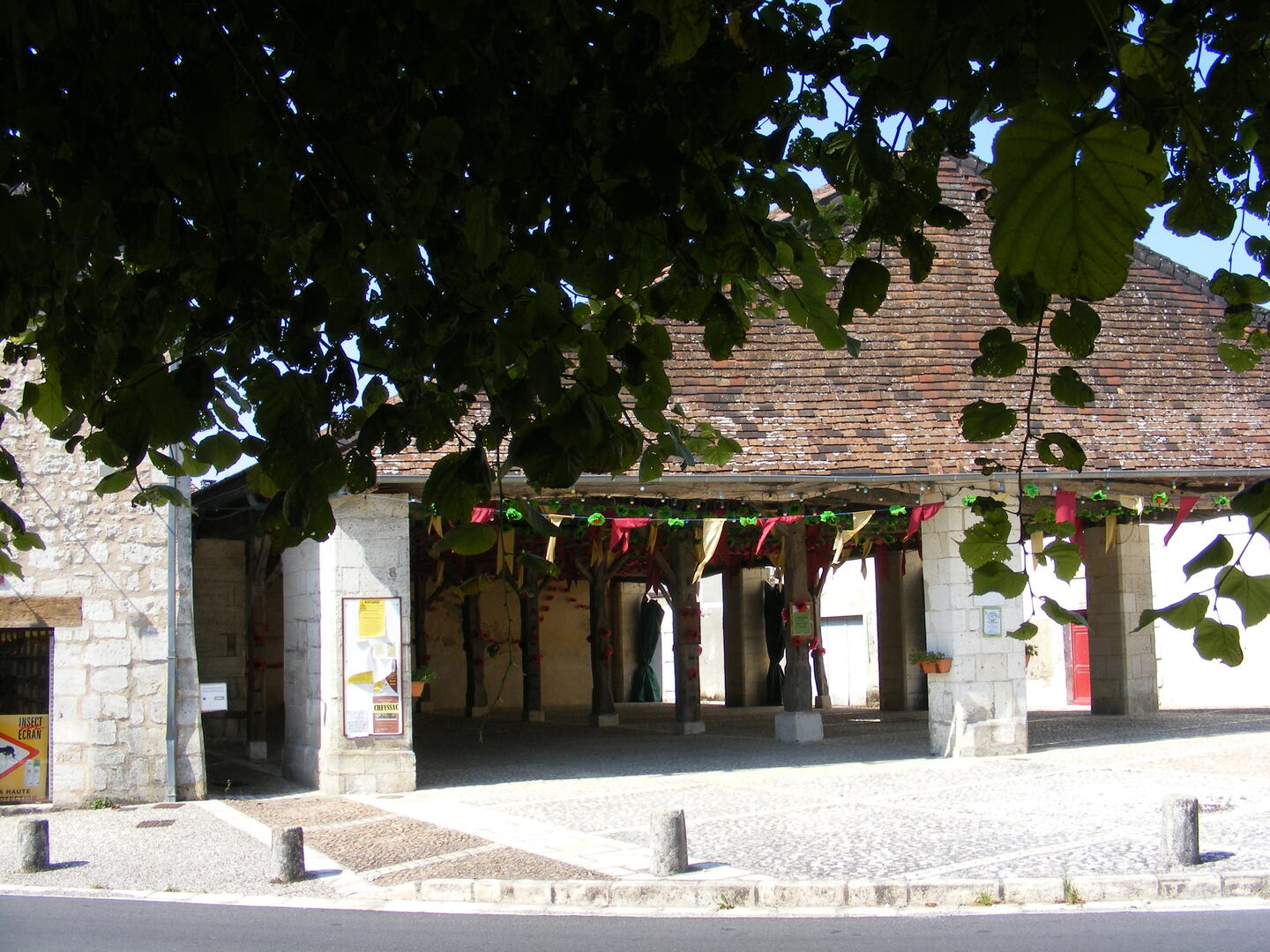 Arrêt sur Village - LA TOUR BLANCHE