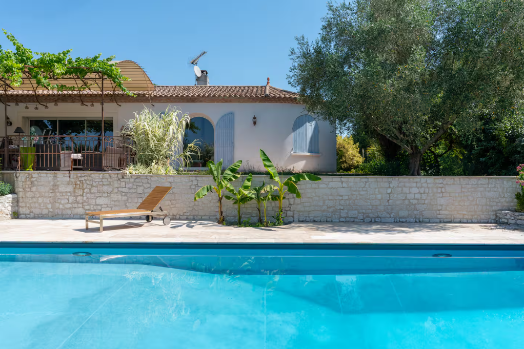 Les Cavales Grande maison au calme avec jardin et piscine