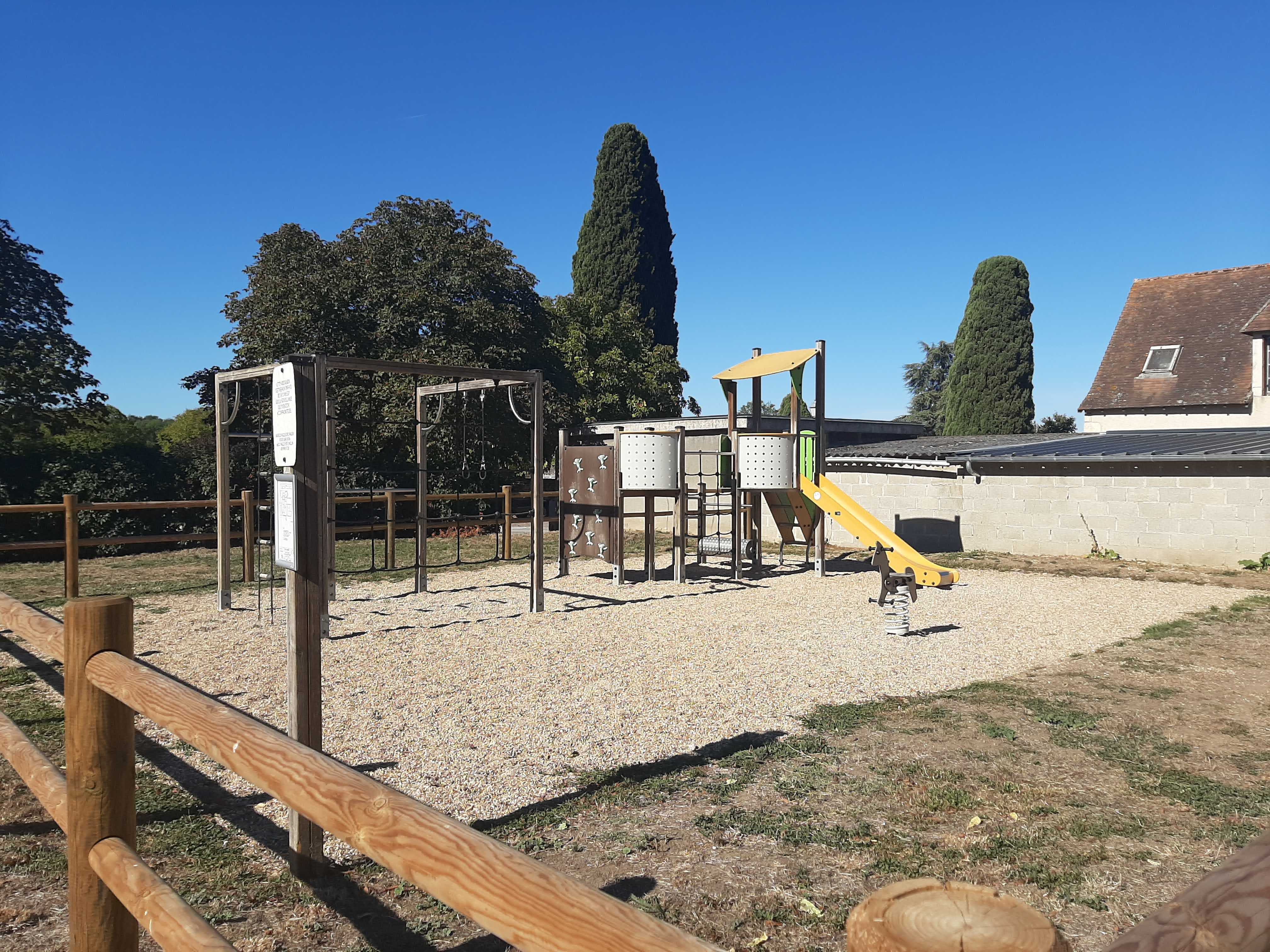 Aire de jeux du parc de la mairie à Angles sur l'Anglin