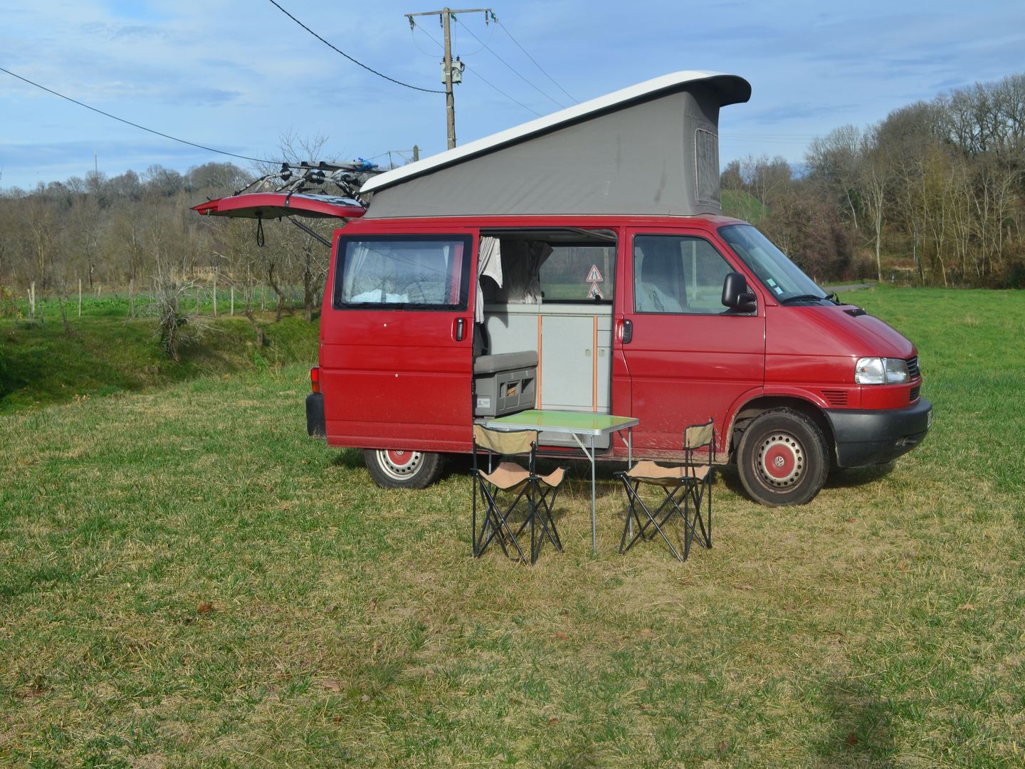 Aire de camping-cars, au bar-restaurant-épicerie Aux Hirondelles