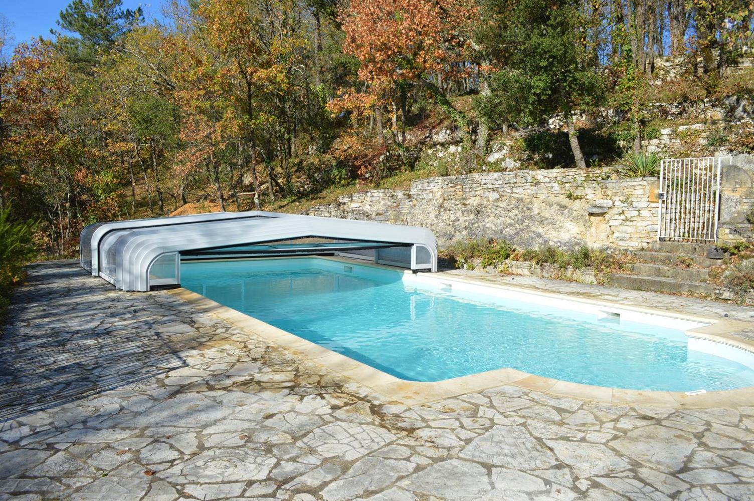 Piscine partagée gite la Valade