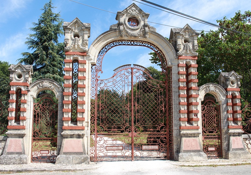 Portail_Ch&acirc;teau_Labrousse_St_Martin_Lacaussade_800x600_&copy;Blaye_Tourisme_-_1852_(2
