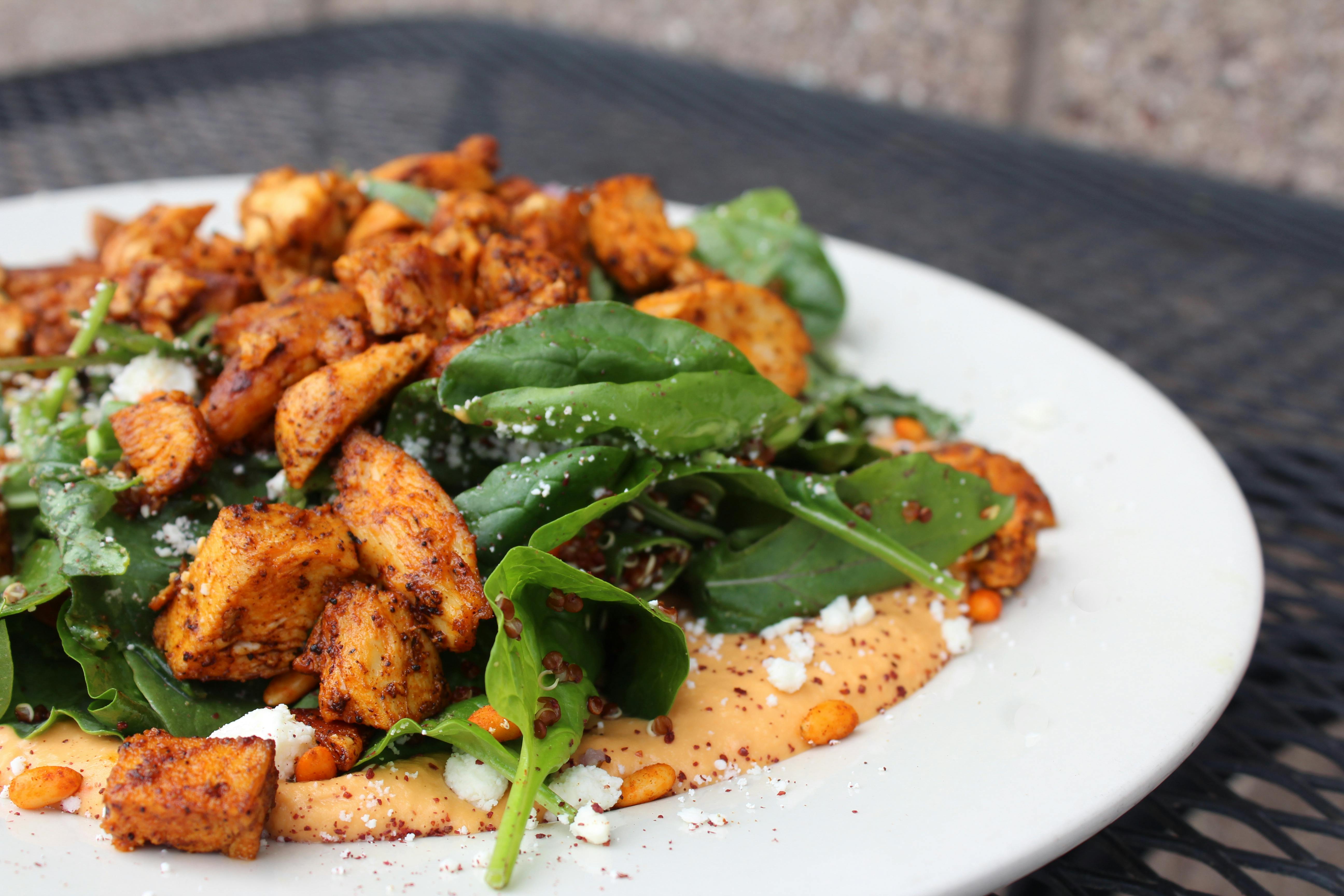 Poulet curry et épinard en salade