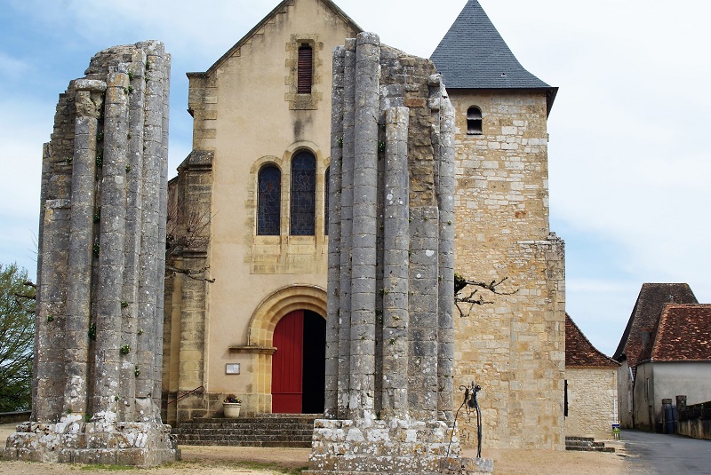 Saint-Raphael-église-colonnes-Naturellement-Périgord