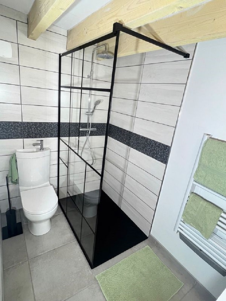 Hébergement insolite - cabane enterrée avec étang