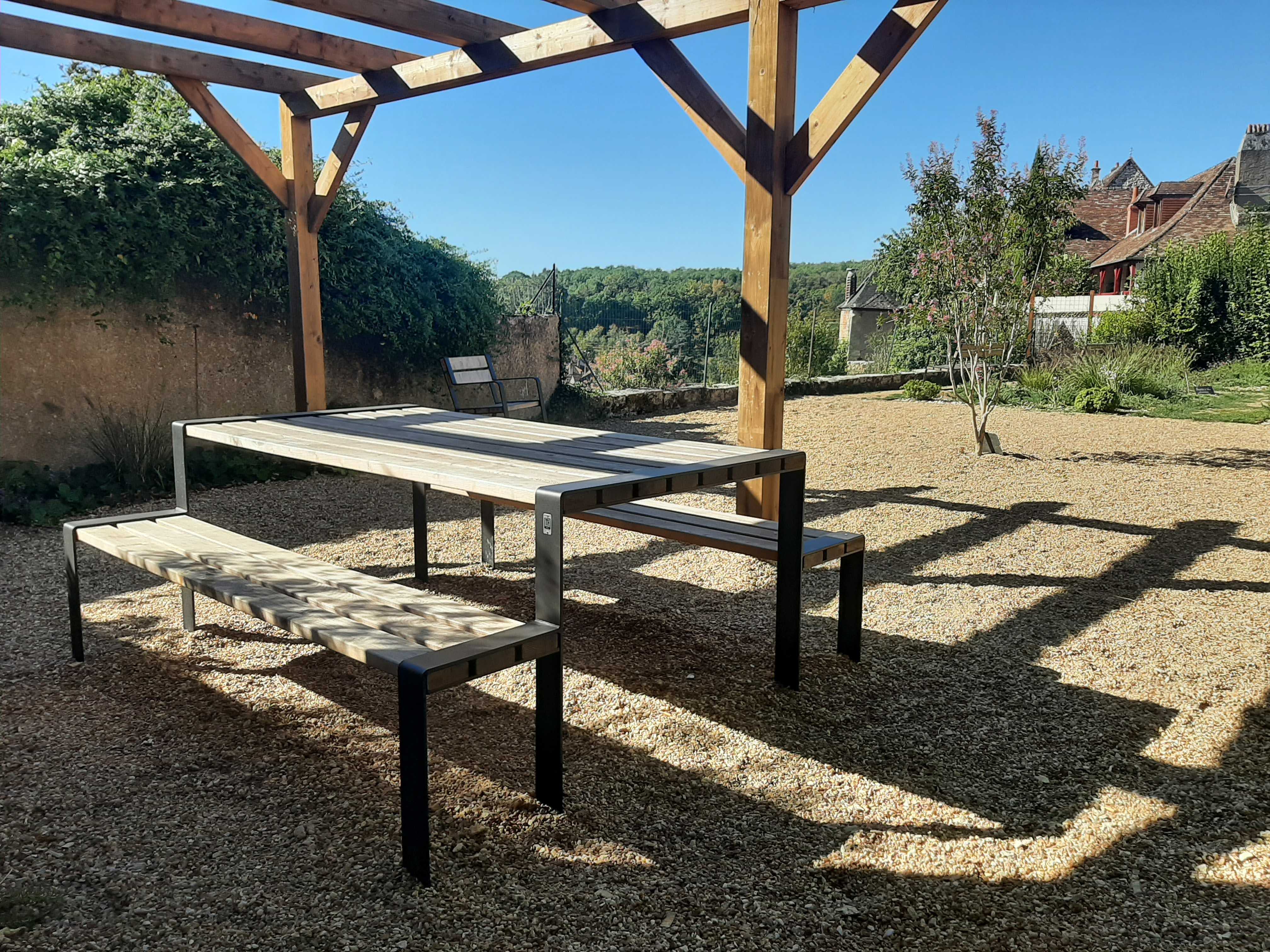 Aire de pique-nique du jardin communal d'Angles-sur-l'Anglin