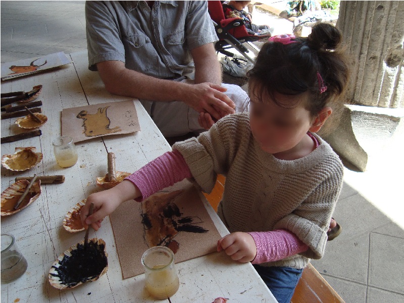 atelier peinture sur cuir en faille avec flou sur le visage