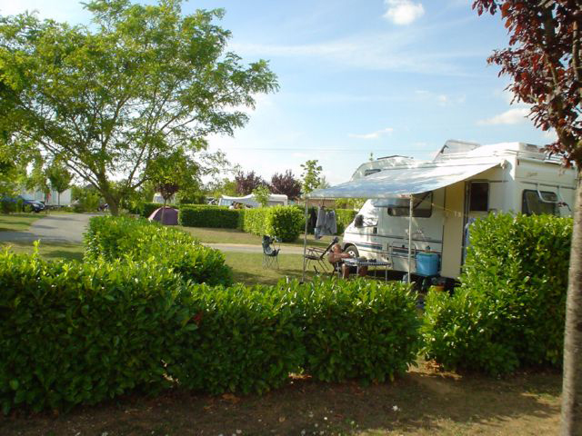 Aire d'accueil camping-car avec aire de services_1