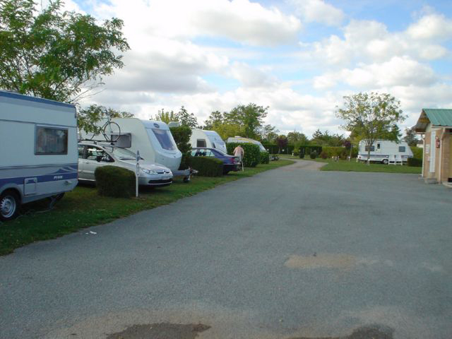 Aire d'accueil camping-car avec aire de services_13