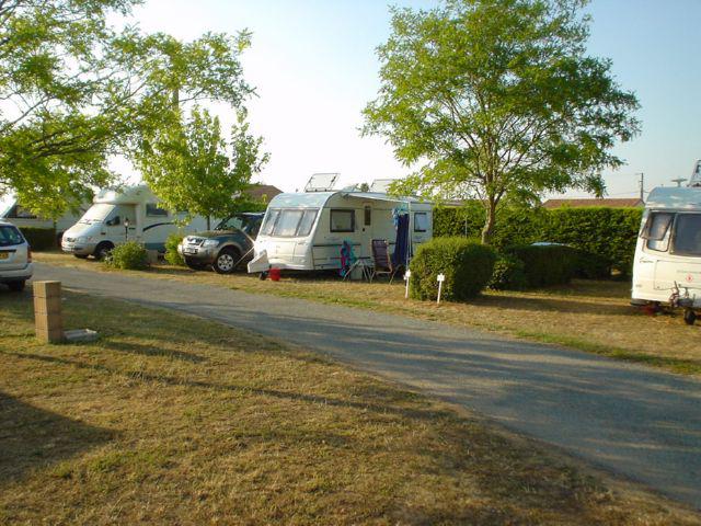 Aire d'accueil camping-car avec aire de services_14