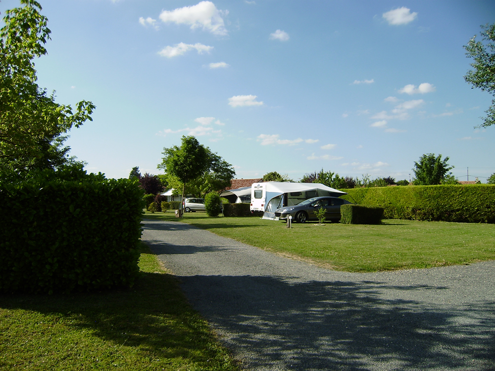 Aire d'accueil camping-car avec aire de services_15