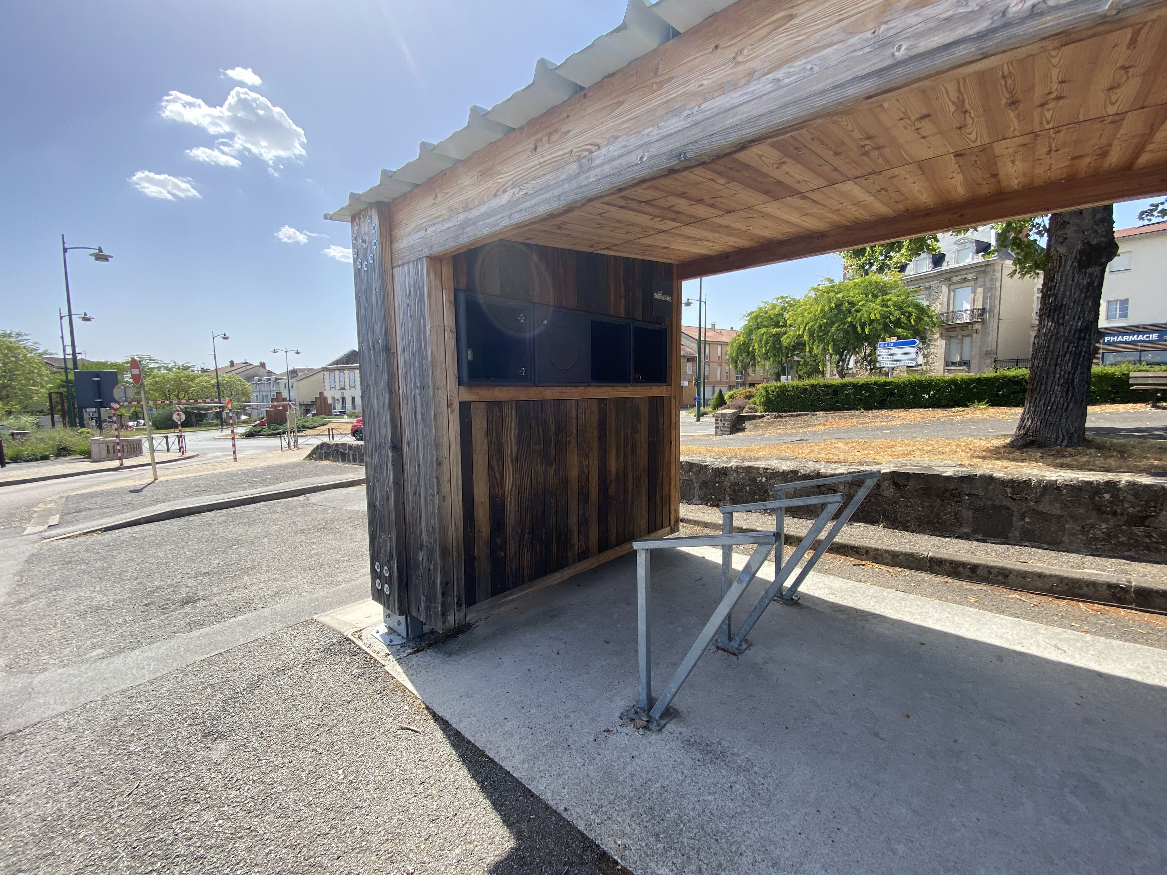 Station de recharge électrique, VAE et voiture
