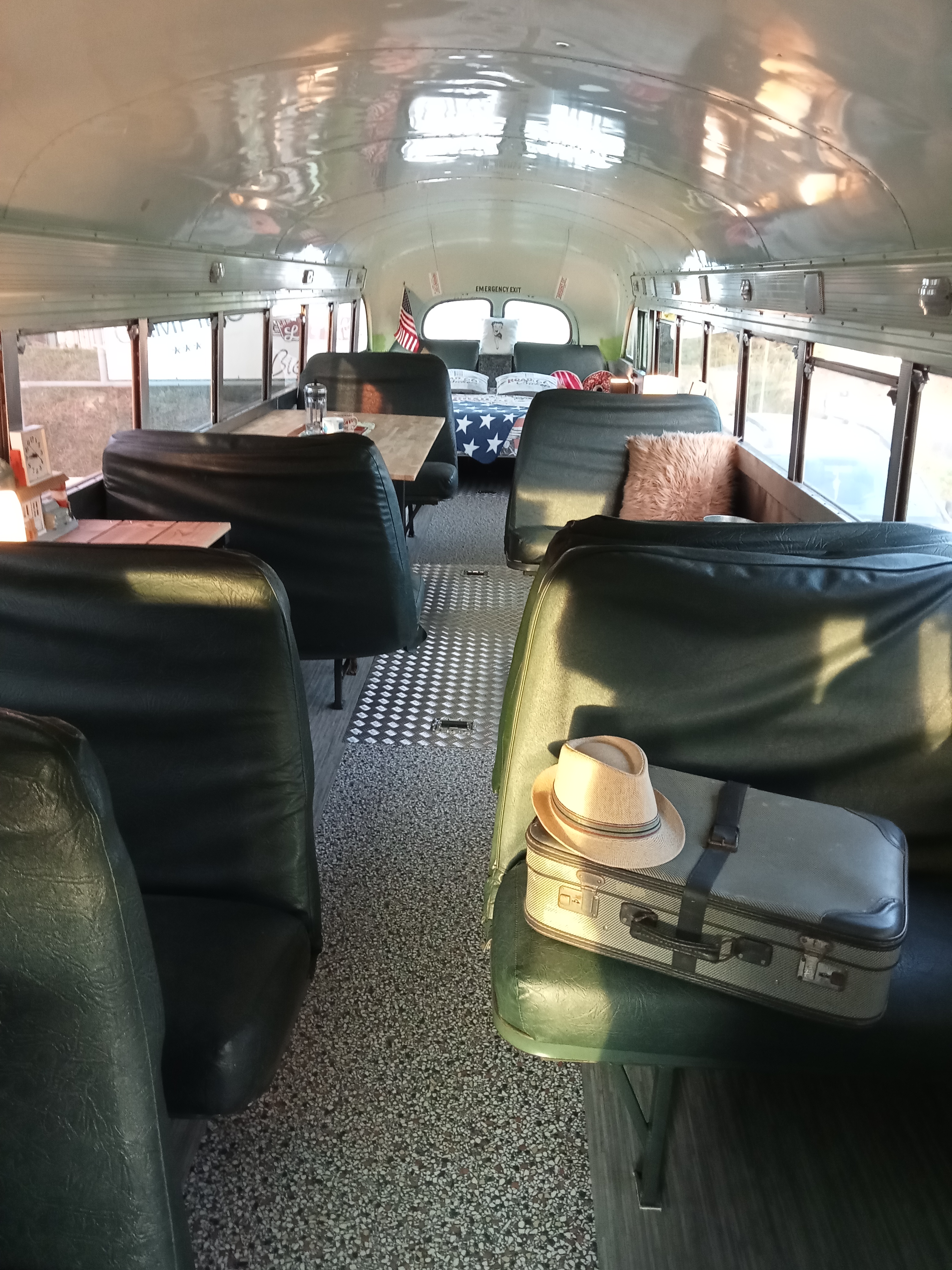 Le School Bus Crown (Camping La Perle)