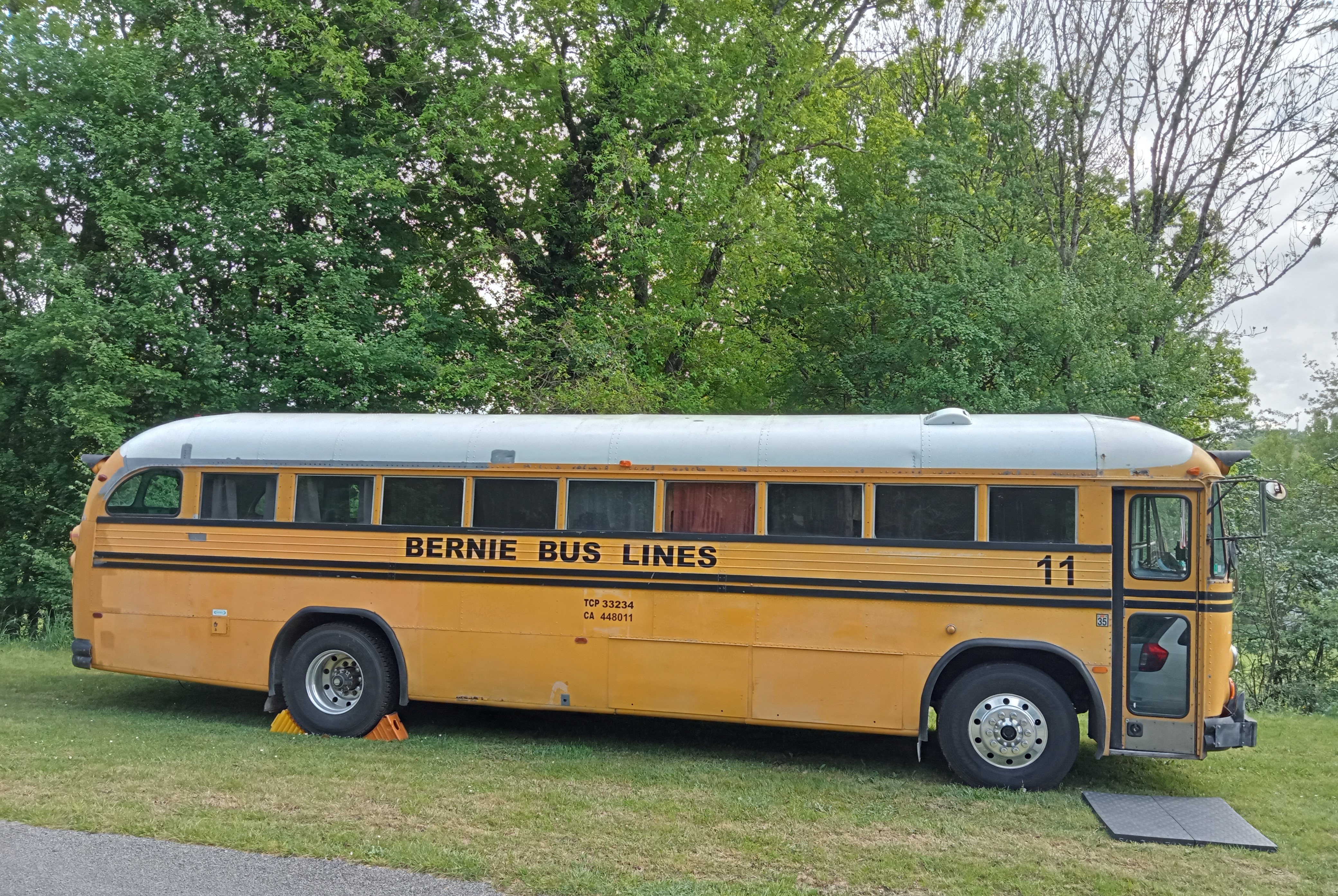 Le School Bus Crown (Camping La Perle)
