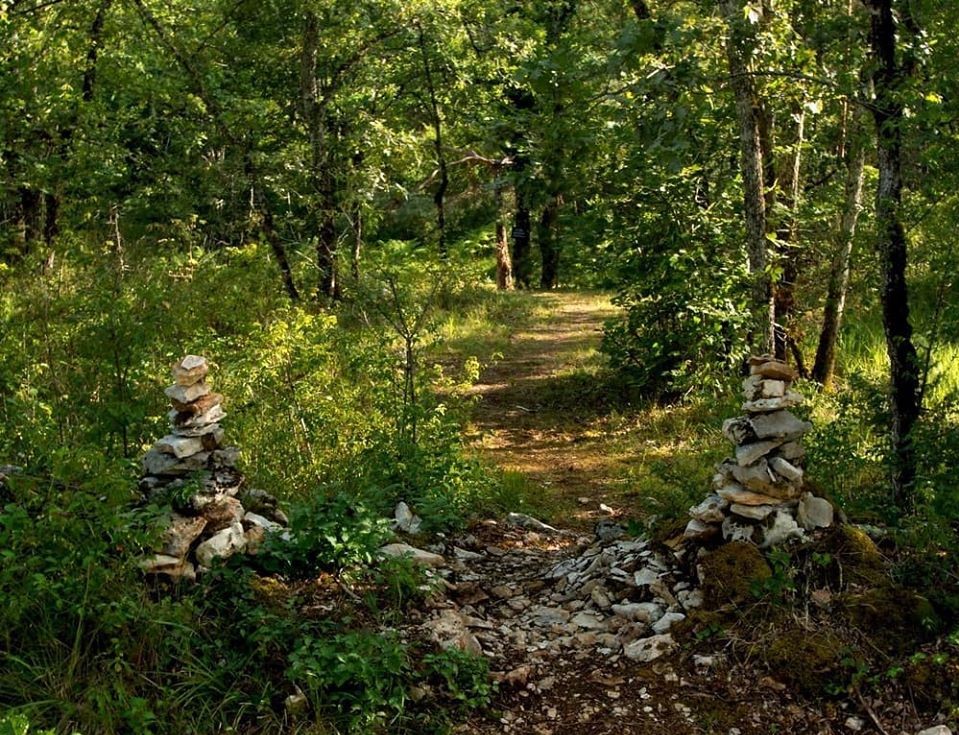 causse-cabane-chemin-mur