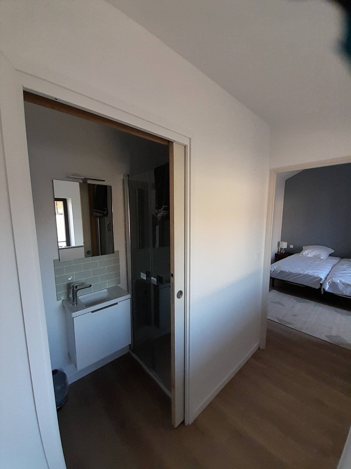 Jean et le petit bois, deux maisonnettes