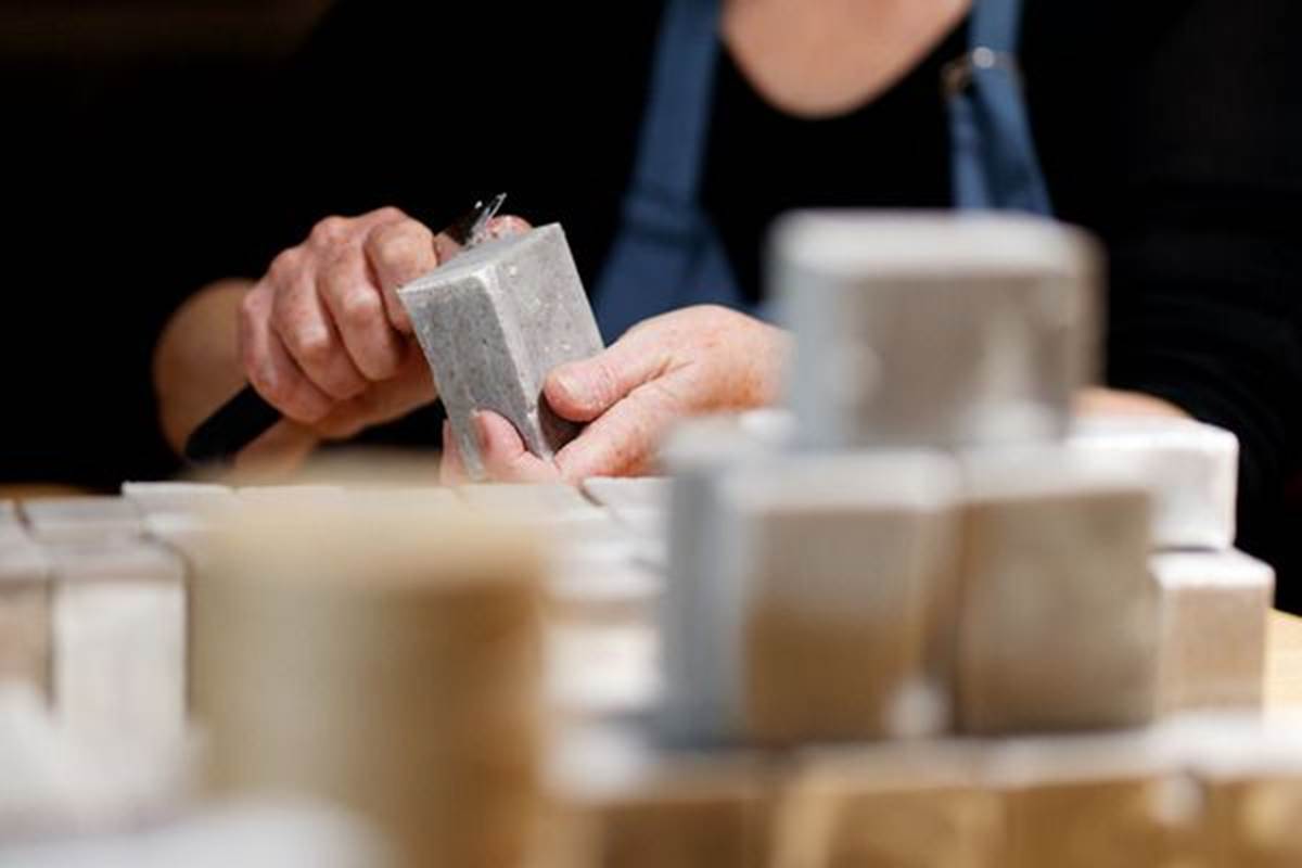 Atelier produits ménagers chez la souffleuse de verre